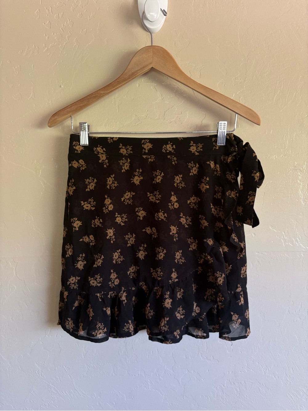 NWT Hollister Ruffle Faux Wrap High Waisted Mini Skirt Black Brown Size Small